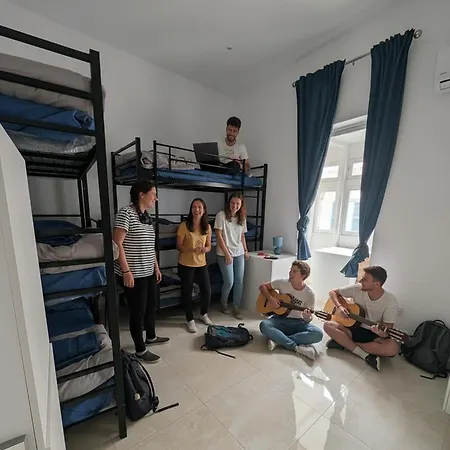 Lourd Bed Guest house